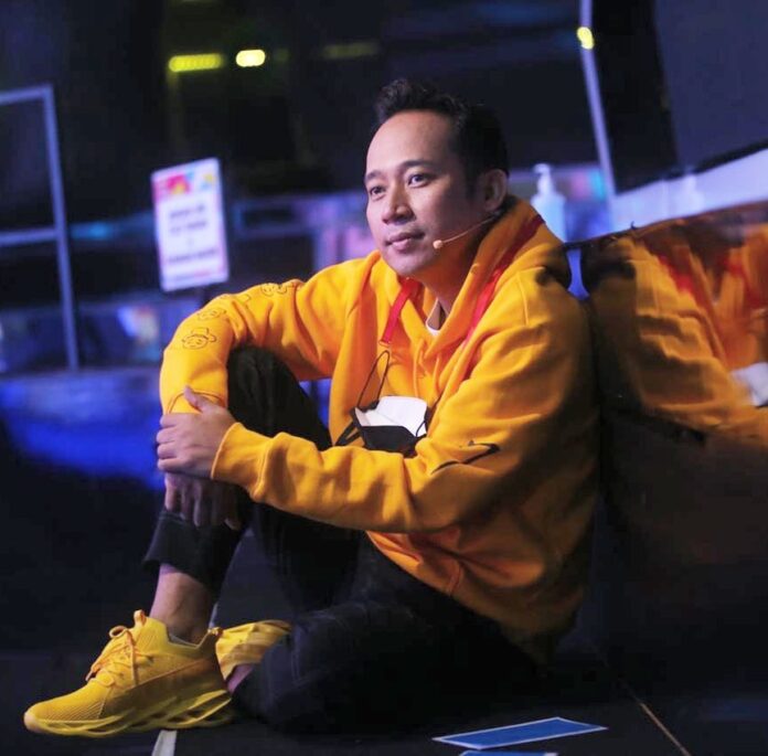 denny adalah artis tekenal denny adalah artis tekenal